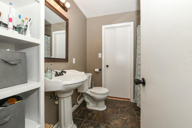 bathroom featuring toilet and sink