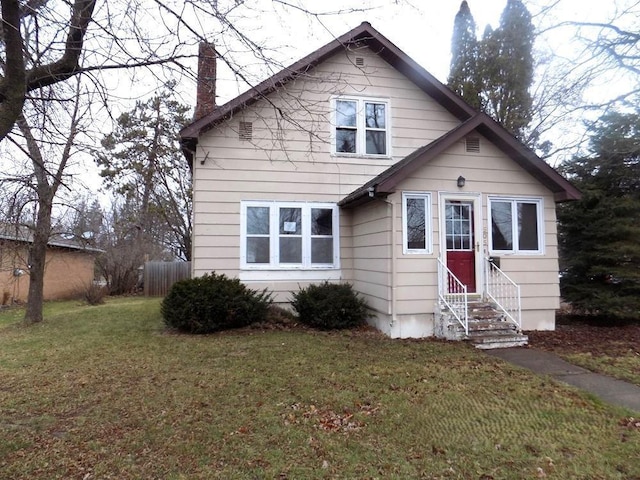 view of front of property featuring a front lawn