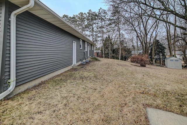 view of yard with a shed