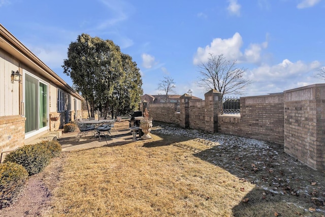 view of yard featuring a patio