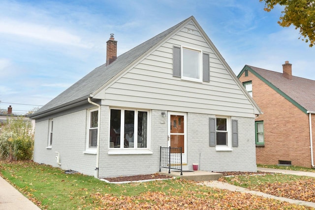 view of front facade with a front yard