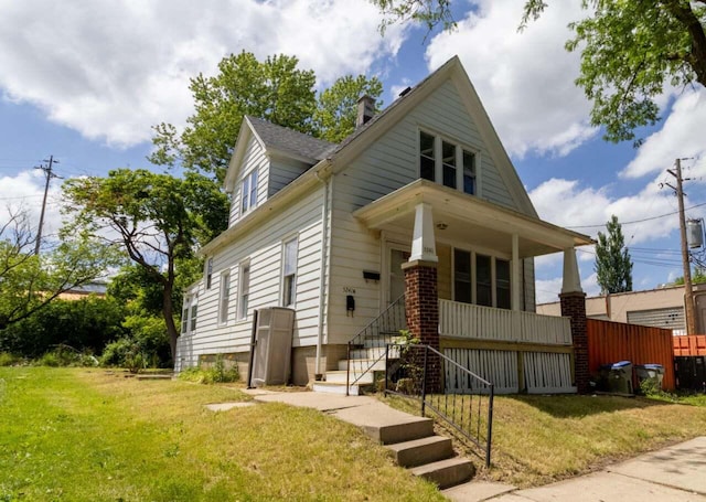 view of front of home featuring a front yard