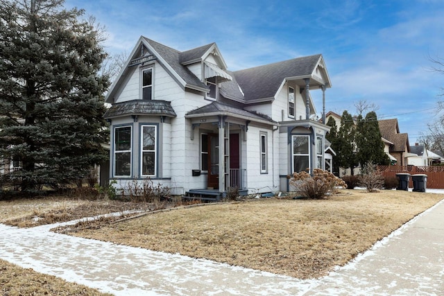 victorian house featuring a front yard