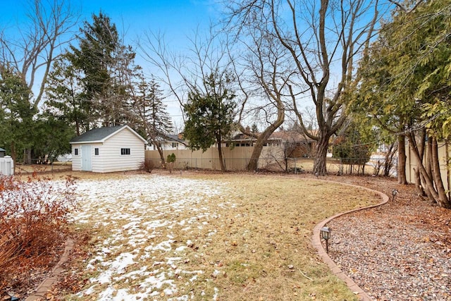 view of yard with an outbuilding