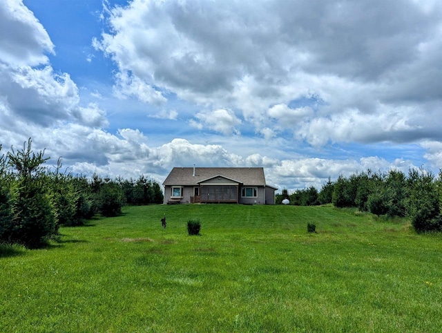 view of yard featuring a rural view