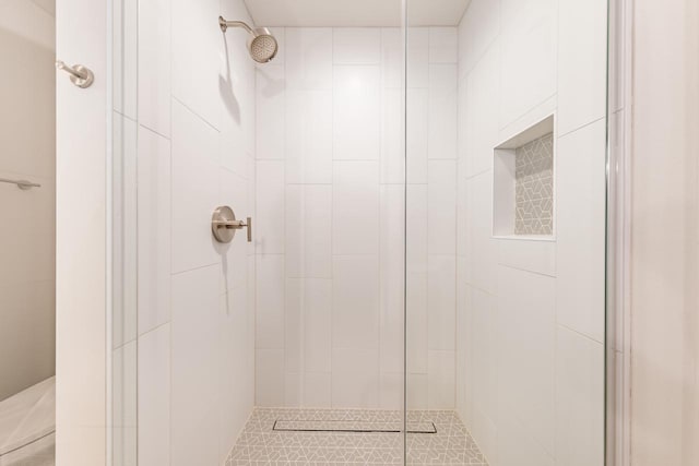 bathroom featuring a tile shower