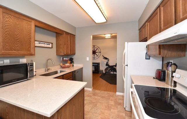 kitchen featuring sink, white electric stove, and kitchen peninsula