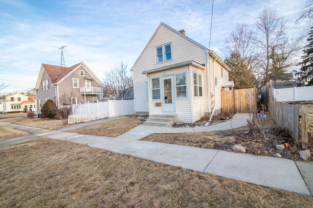 view of front of property featuring a front lawn