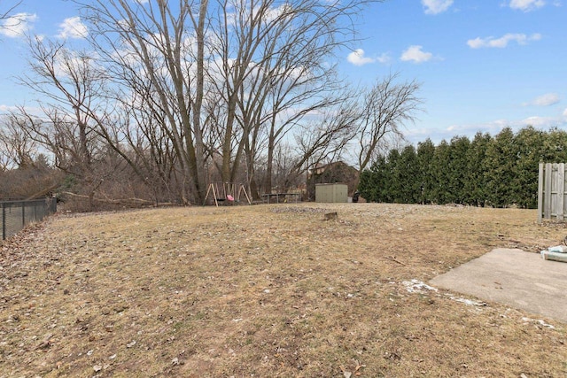 view of yard featuring a storage unit