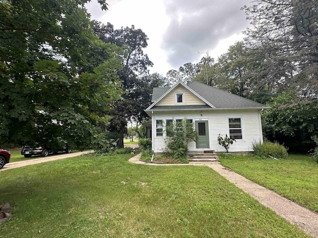 view of front of house featuring a front lawn