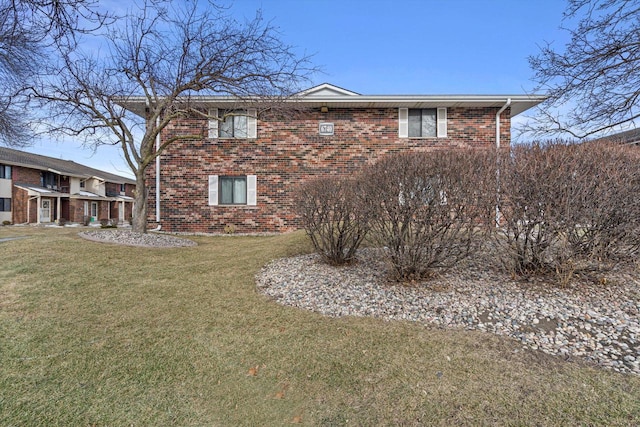 view of front of home featuring a front lawn