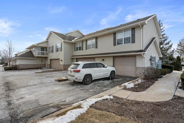 view of front facade featuring a garage