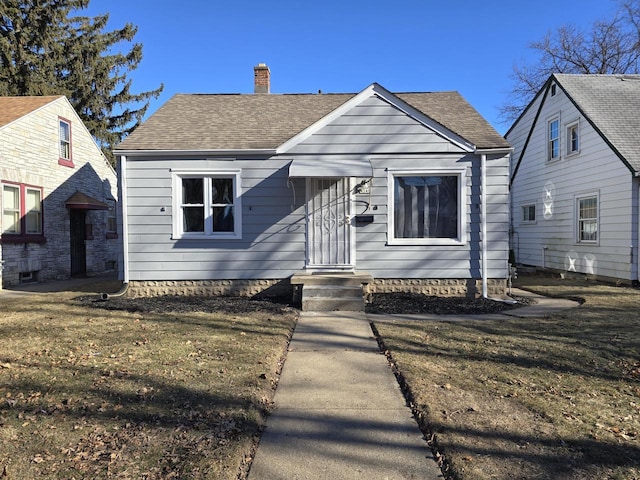 bungalow featuring a front lawn