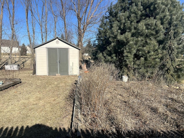 view of yard with a storage shed