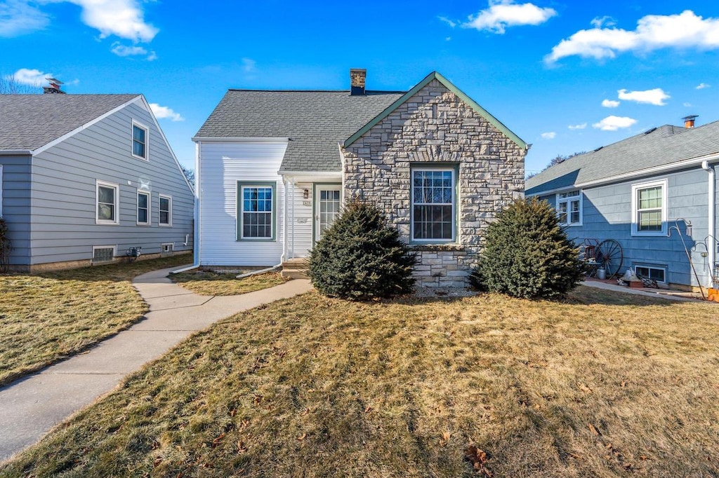 view of front of property with a front yard