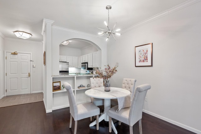 dining space featuring crown molding, dark hardwood / wood-style floors, and a notable chandelier