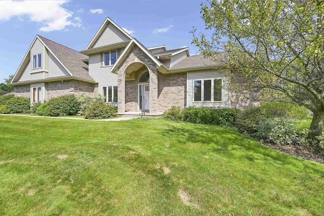 view of front facade featuring a front lawn