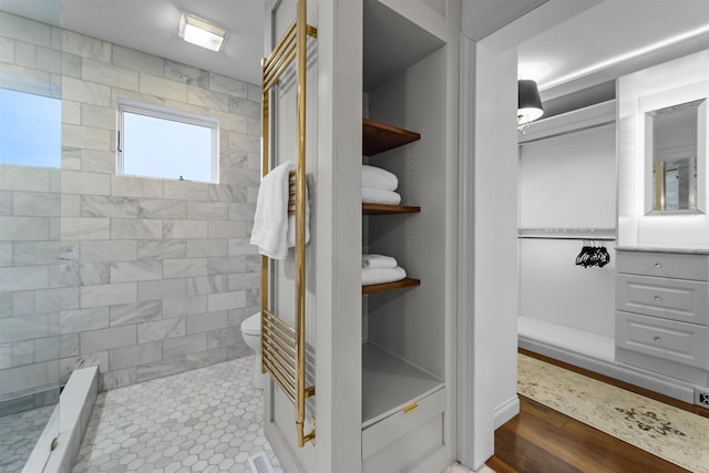 bathroom featuring tiled shower