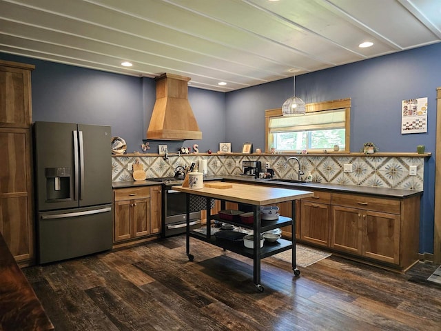 kitchen featuring appliances with stainless steel finishes, dark hardwood / wood-style floors, sink, and custom range hood