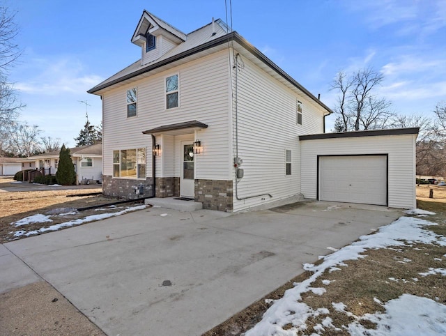 view of front property featuring a garage