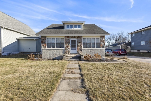 bungalow featuring a front lawn