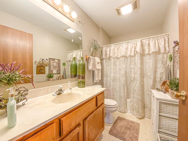 bathroom featuring a shower with curtain, vanity, and toilet