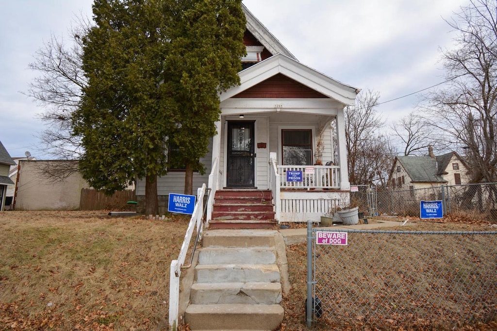 bungalow-style home featuring a front lawn and a porch