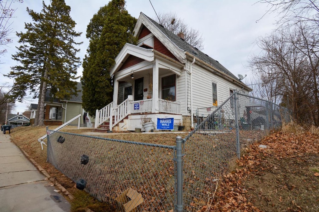 view of front of house featuring a porch