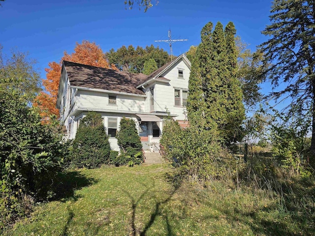 view of side of property featuring a lawn