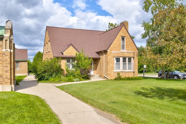 view of front of home featuring a front yard