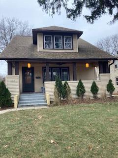 view of front of house with a front lawn and covered porch