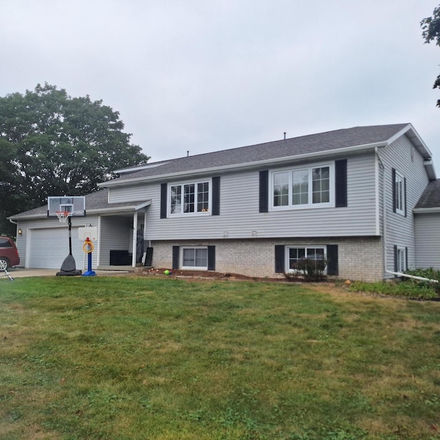 view of front of property featuring a garage and a front yard