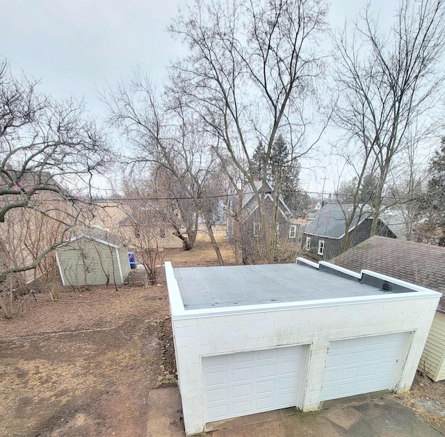 view of yard with an outbuilding