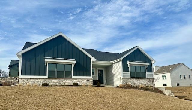 view of front of property featuring a front yard