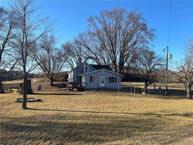 view of side of property featuring a lawn