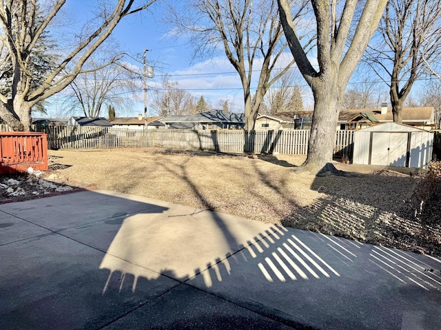 view of yard featuring a storage unit