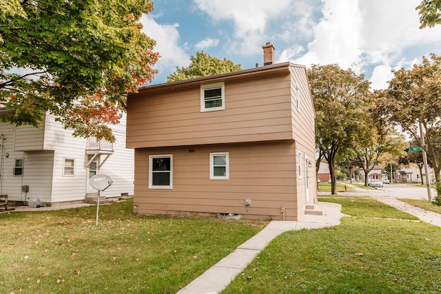 view of side of property featuring a lawn