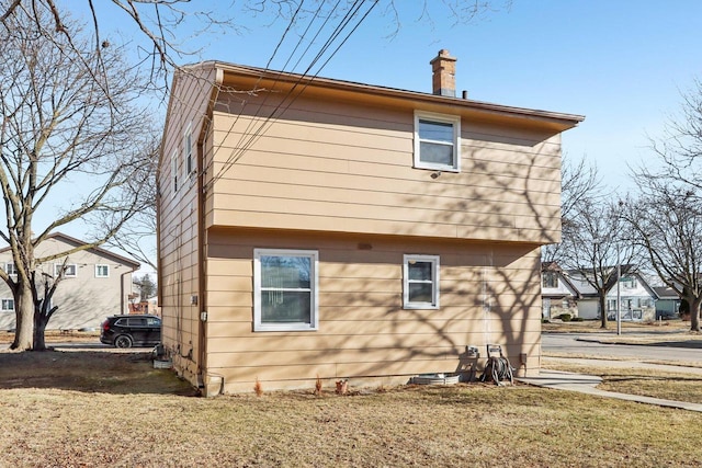 view of side of property featuring a lawn