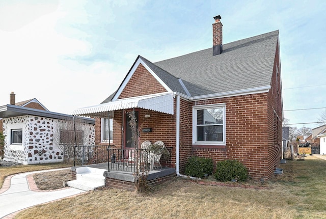 view of front facade featuring a front yard