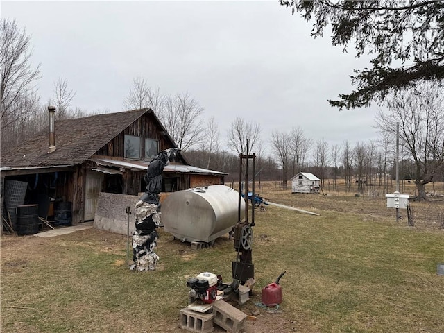 view of yard with an outdoor structure