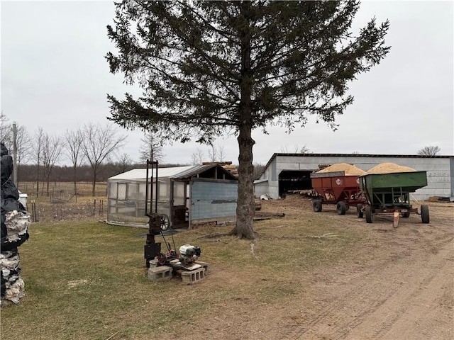 view of yard with an outdoor structure