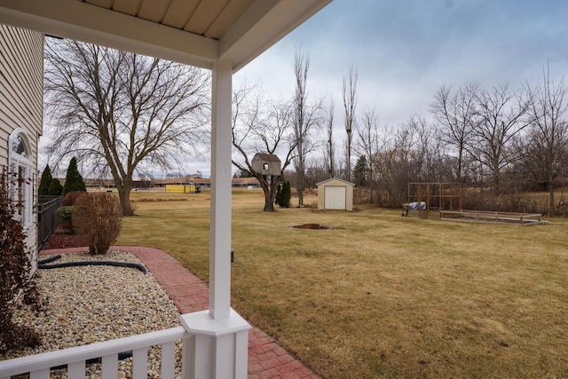 view of yard with a storage unit