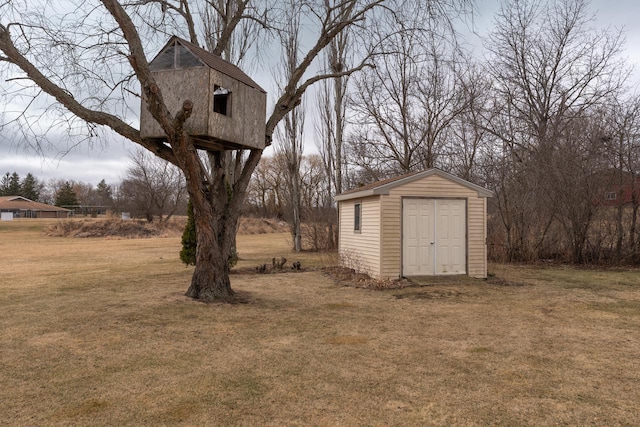 view of yard with a shed