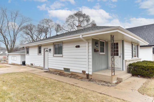 single story home with a front lawn