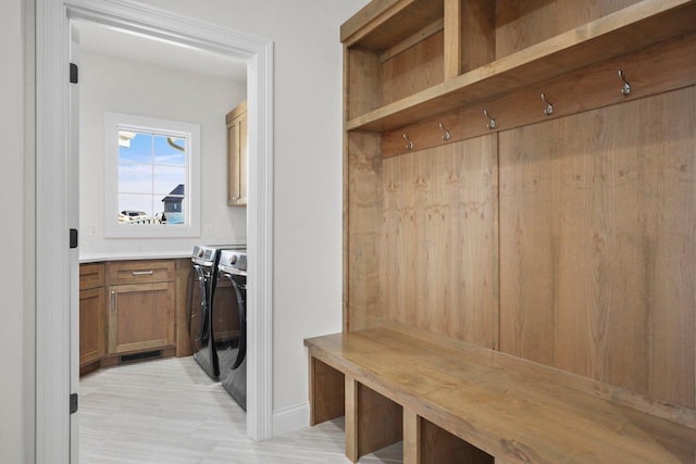 mudroom featuring washer and clothes dryer