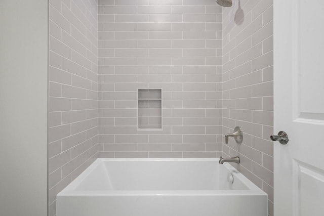 bathroom featuring tiled shower / bath combo