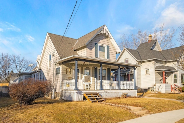 view of front of property featuring a front yard and a porch