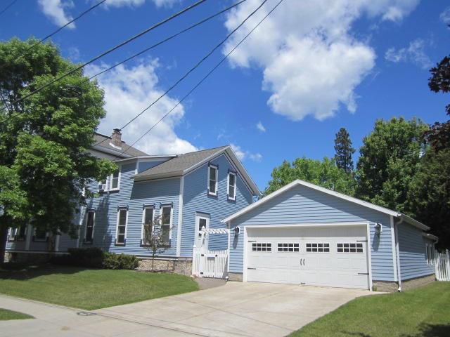 view of front facade featuring a garage and a front lawn