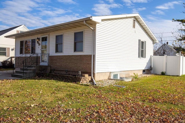 view of front facade featuring a front lawn