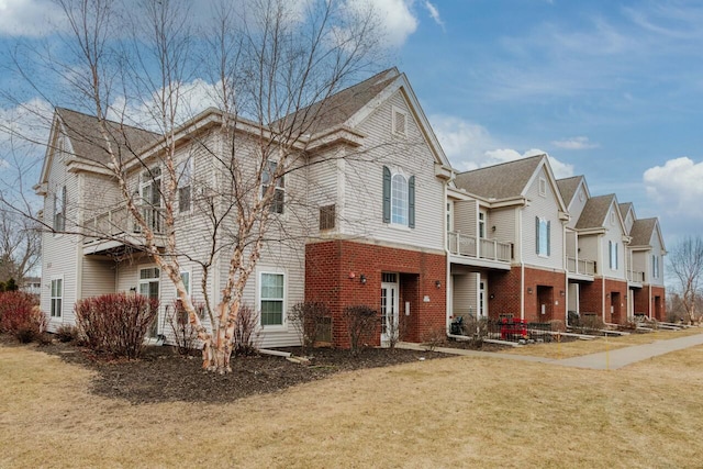 view of front of home featuring a front lawn